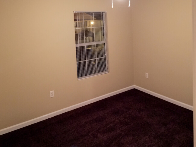 Building Photo - Claypond Village 2 Bedroom Condo