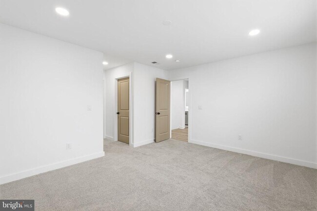 Building Photo - 65 Oaktree Dr