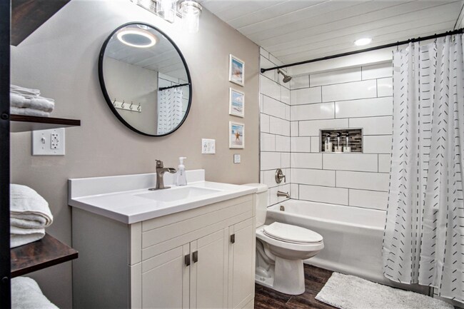 Building Photo - 2245 Lakeshore Dr