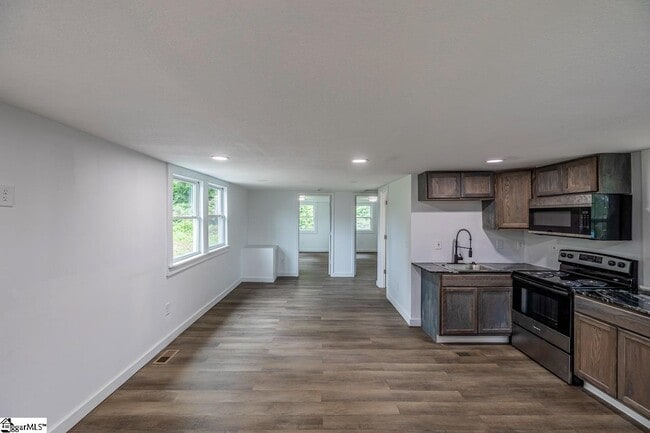 Building Photo - 611 Hunters Ct