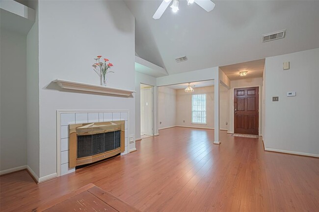 Building Photo - 6607 Bayou Crest Dr