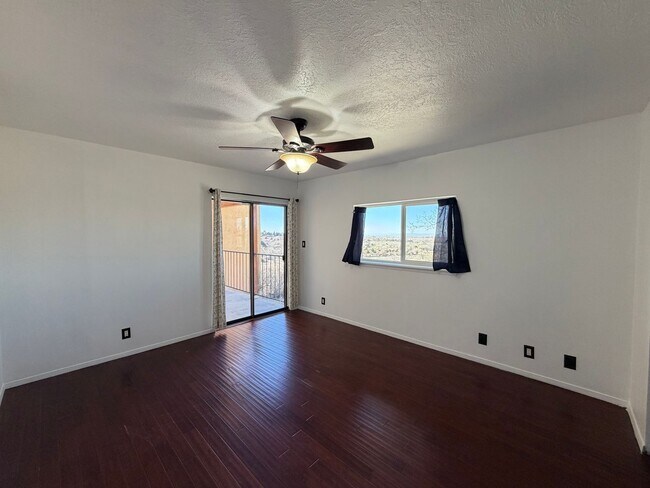 Building Photo - Cozy 2 Bedroom 2 Bathroom Home In 4 Hills!