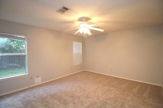 Building Photo - Spacious 3BR/2BA Gulf Breeze Home with Vau...