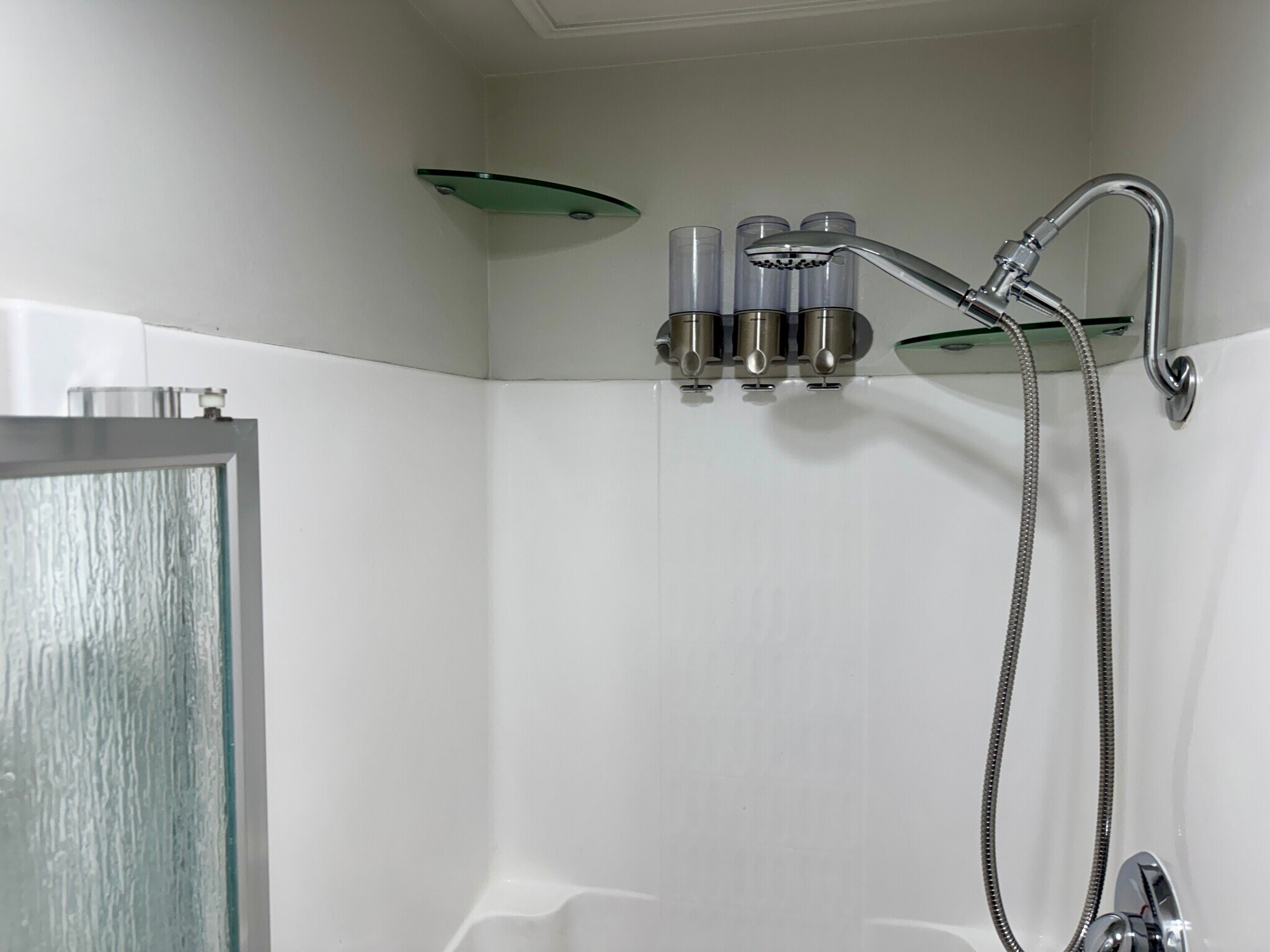 bath 1 shower - 950 N Kings Rd