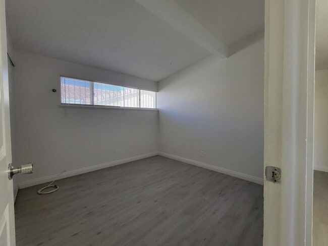 Building Photo - Renovated Single Family Home!  Large backy...