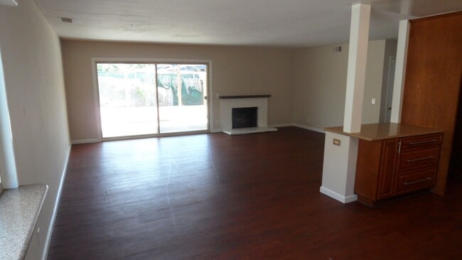 Building Photo - Spacious 6 Bedroom, 3 Bathroom, Single Fam...