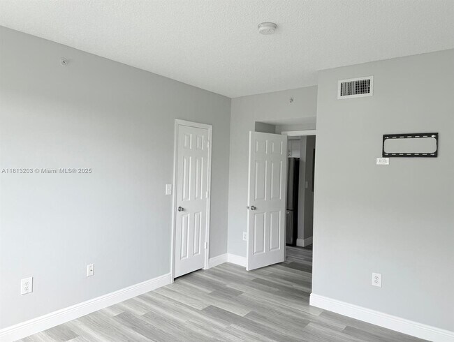 Building Photo - 100 SW 117th Terrace