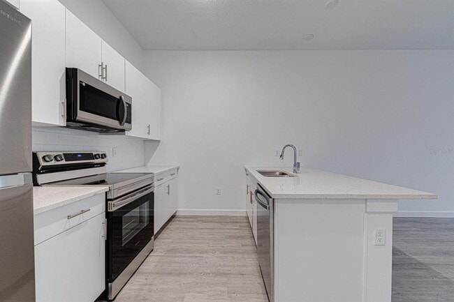 Building Photo - 400 Famagusta Dr