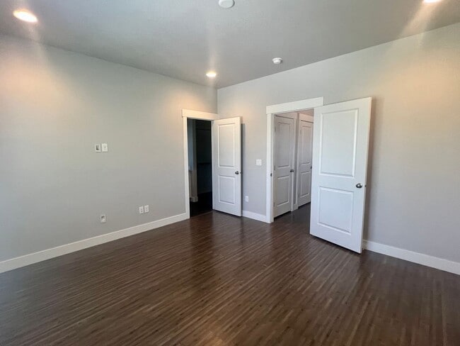 Building Photo - Beautiful Santorini Village Townhome Now Available in South Jordan