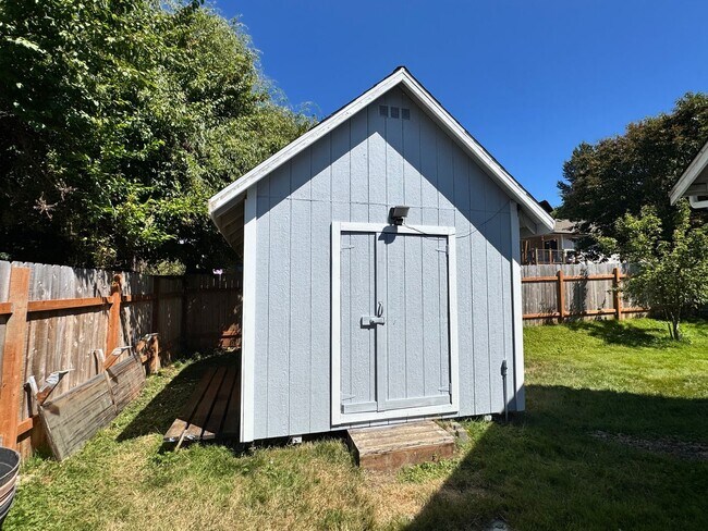 Building Photo - Fully updated 3 bed/2.5 bath home