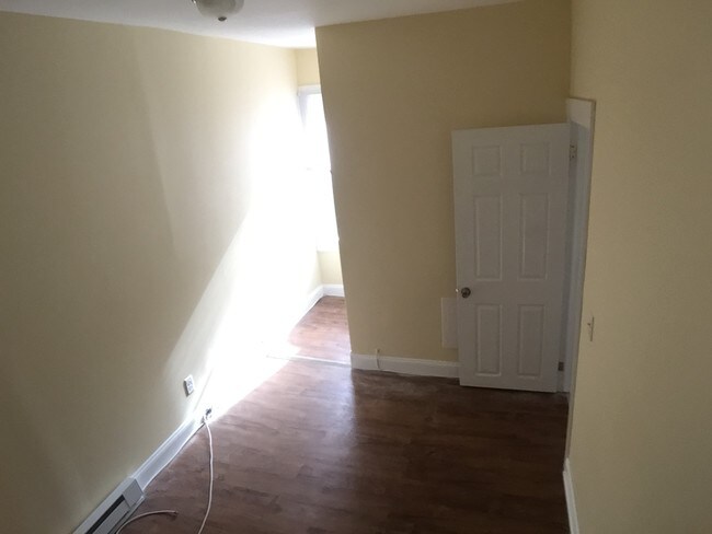 Building Photo - 2 Bedroom, 1 Bath Home