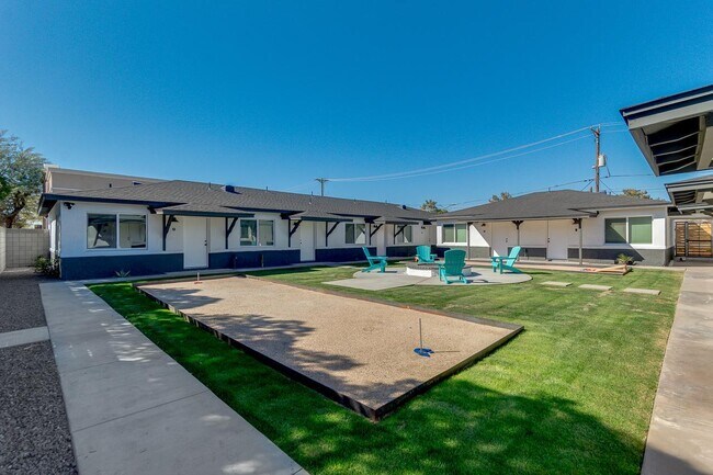 Building Photo - 2512 E Thomas Rd