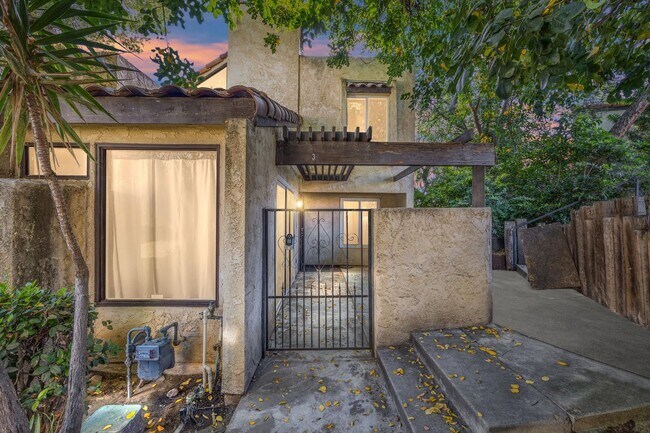 Building Photo - Spacious Condo Near Bakersfield College – Prime Location!