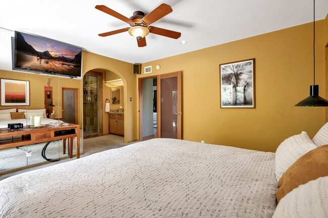 Building Photo - HOLIDAY SPECIAL***2 WEEKS FREE** 3 Bed/2 Bath Oasis in Royal Woods - Available Now