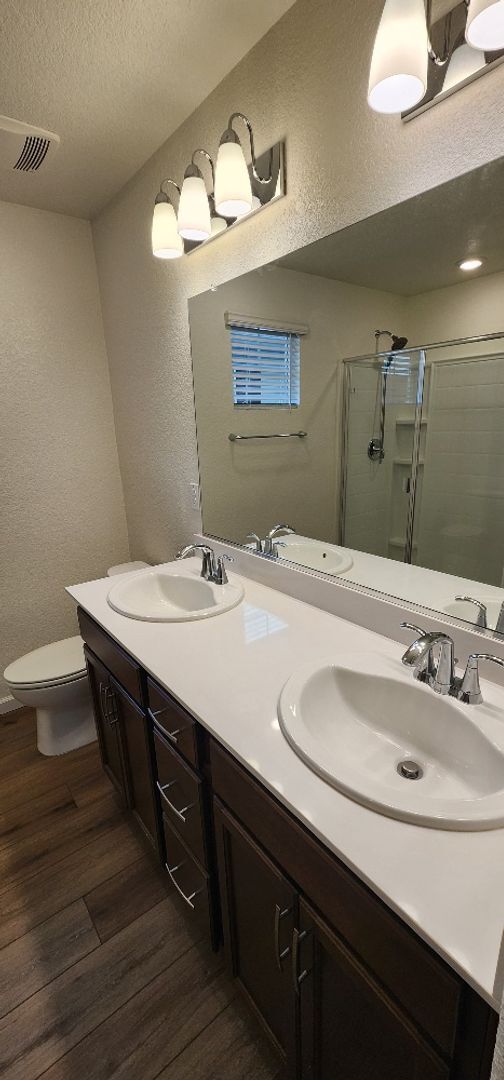 Building Photo - Newer Centrally Located Beauty!