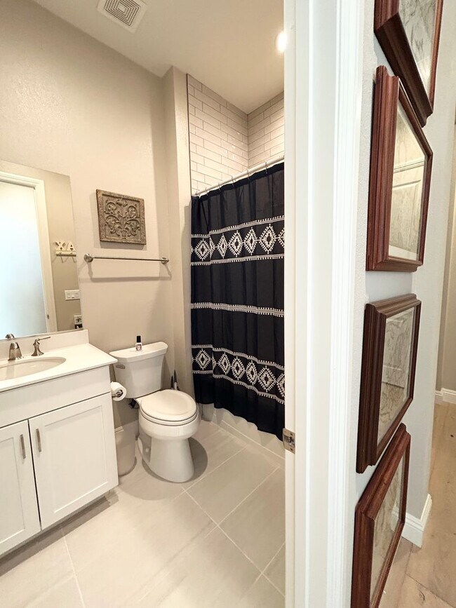 Building Photo - Luxury 55+ Executive Home- Fully Furnished