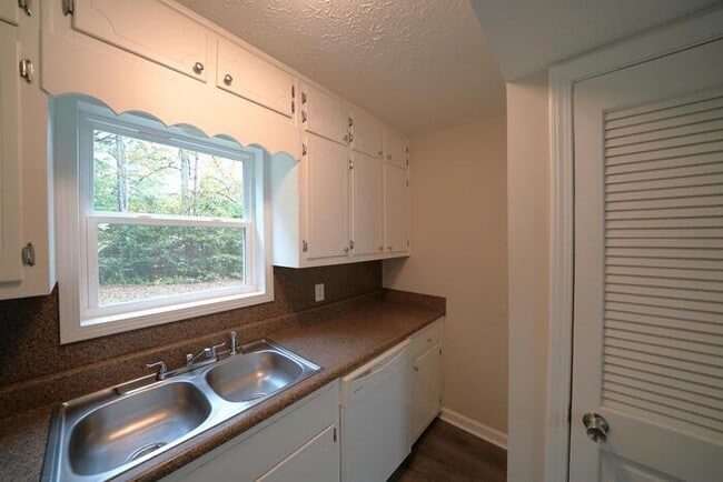 Building Photo - 50 Walker Dr