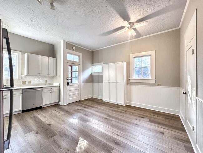 Building Photo - 410 Burleson St
