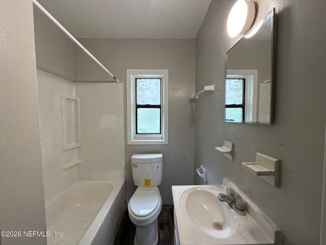 Building Photo - 814 E 60th St