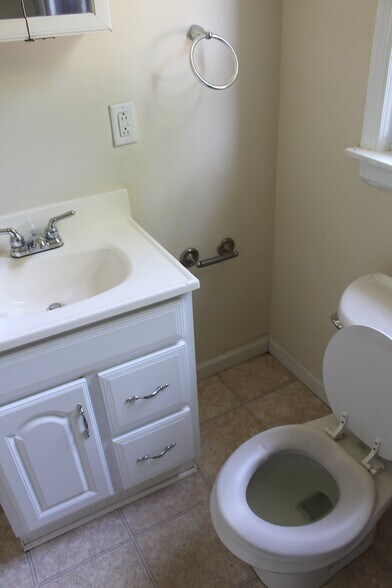 Building Photo - 320 Victoria St