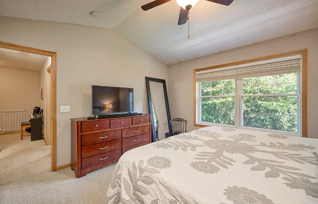 Building Photo - Spacious 4-Bedroom, 4 Bathroom Plymouth Townhouse with Cozy Fireplace - 2510 Sq Ft of Comfort!