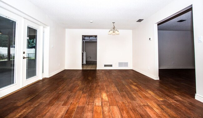Building Photo - 3 Bedroom, 2 Bath Single Family Pool Home ...