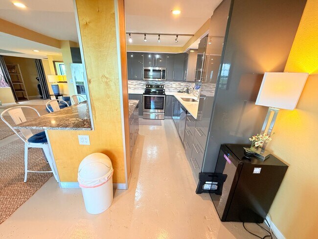 Building Photo - Huge Loft-Style 1 bed 1.5 Bath for Rent in...