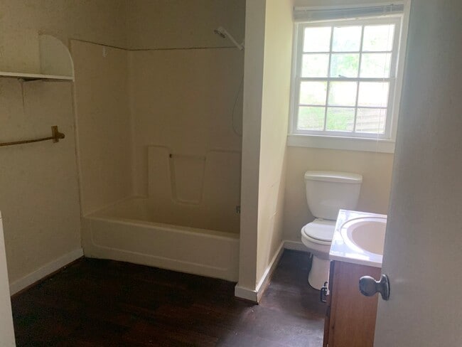 Building Photo - 3 Bedrooms, 1 Bathroom - Home in East Rome!
