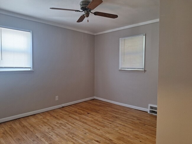 Building Photo - Charming 3 bedroom bungalow freshly updated
