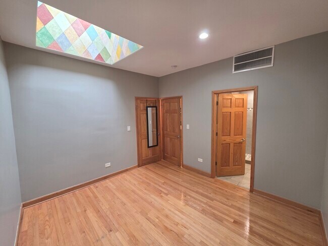 Building Photo - 3114 N Lincoln Ave