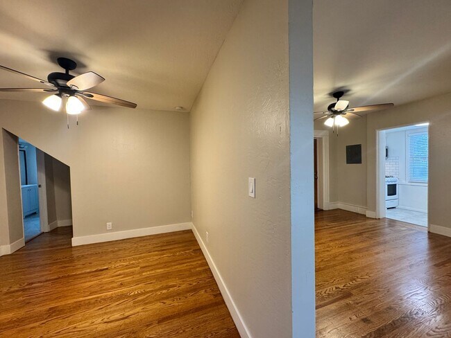 Building Photo - 715 18th St