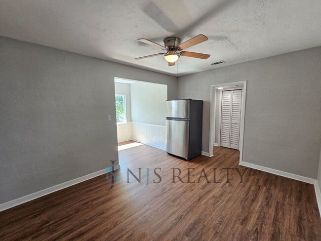 Building Photo - REDUCED $200!!  Cute 3/1 with updated kitc...