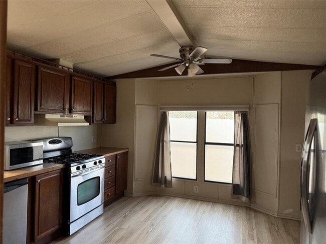 Building Photo - 374 Plum St