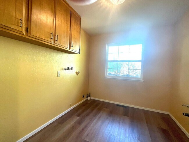 Building Photo - 3/2 plus a large bonus room-Home on golf c...