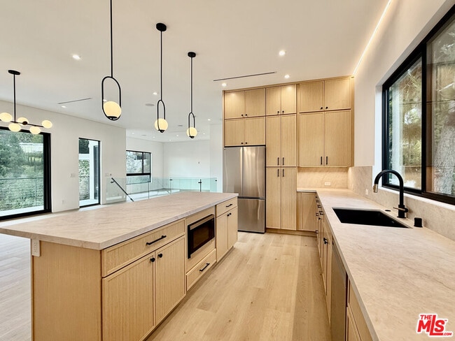 Building Photo - 1931 Sunset Plaza Dr