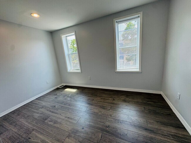 Building Photo - Remodeled 4bd/2 House with Rear yard!! SEC...