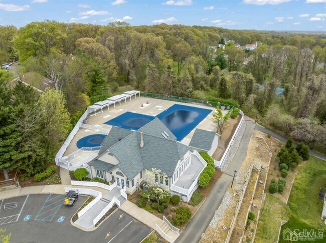 Building Photo - 1306 Commons at Kingswood Dr