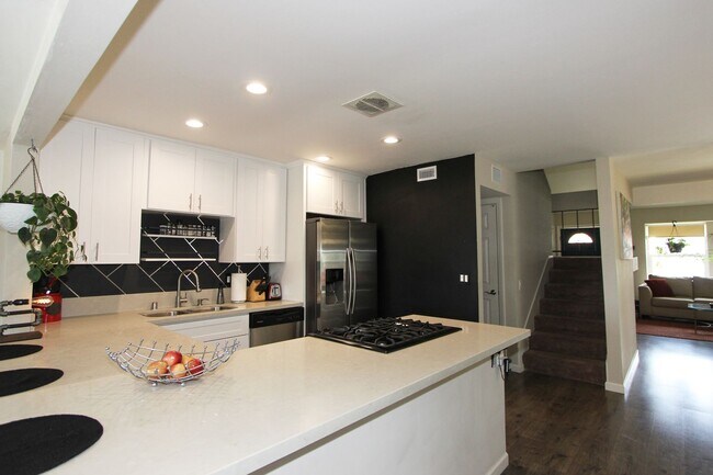 Building Photo - 4 Bedroom 2 Bathroom Home  - Move in special