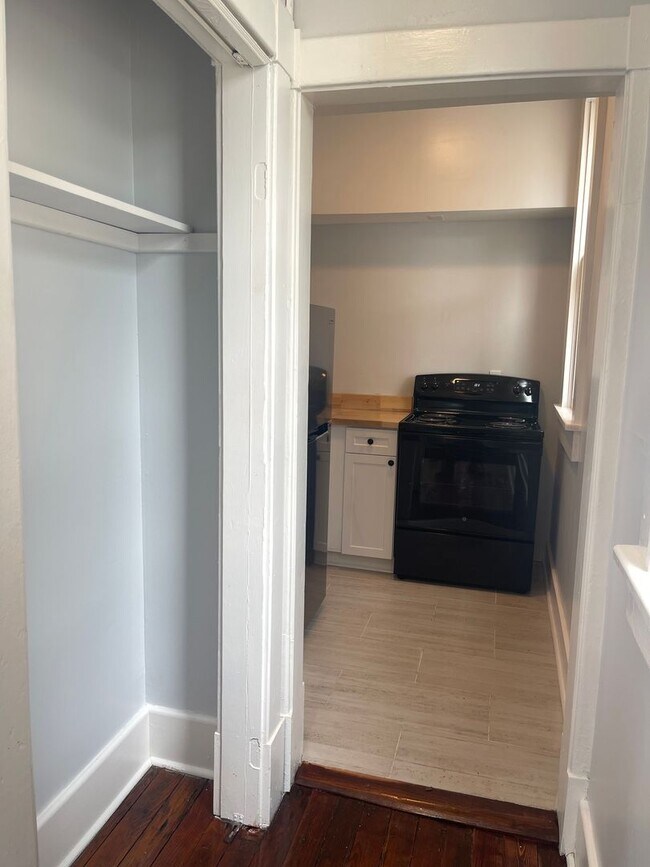 Building Photo - Newly Renovated Tri-Plex Near Forsyth