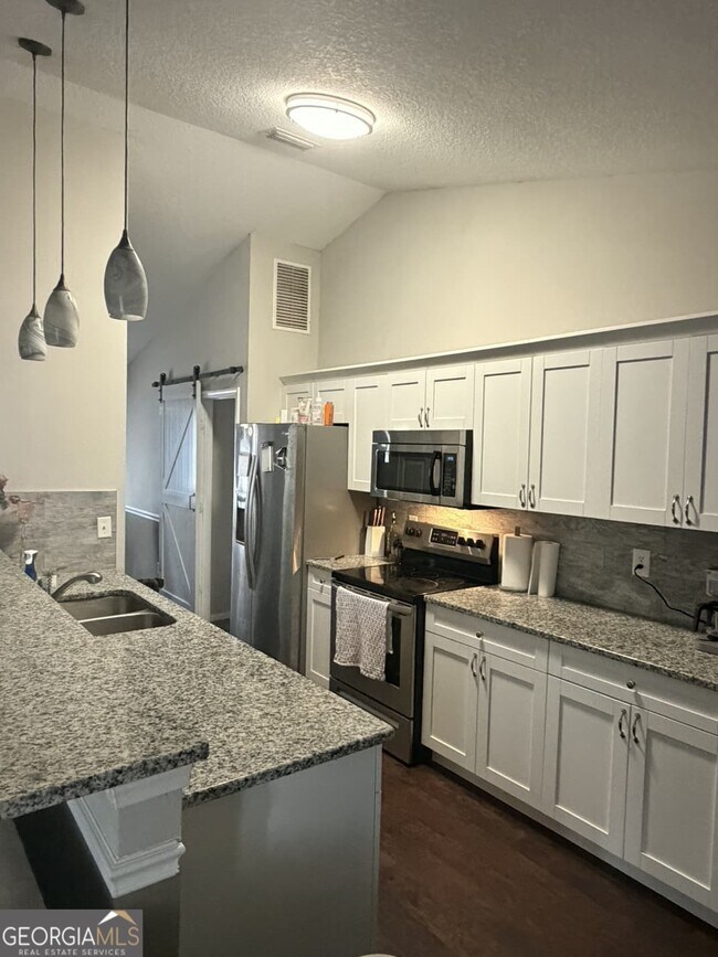 Building Photo - 380 Gum St