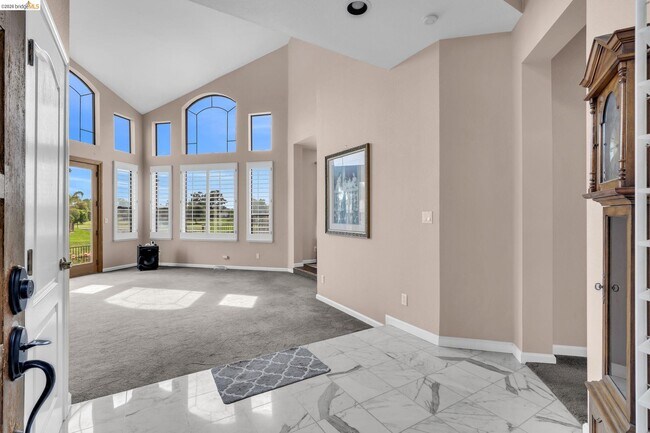 Building Photo - 5640 Edgeview Dr