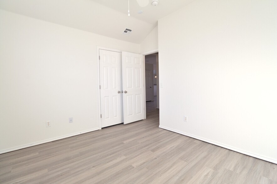 Building Photo - 2417 Arbor Dr