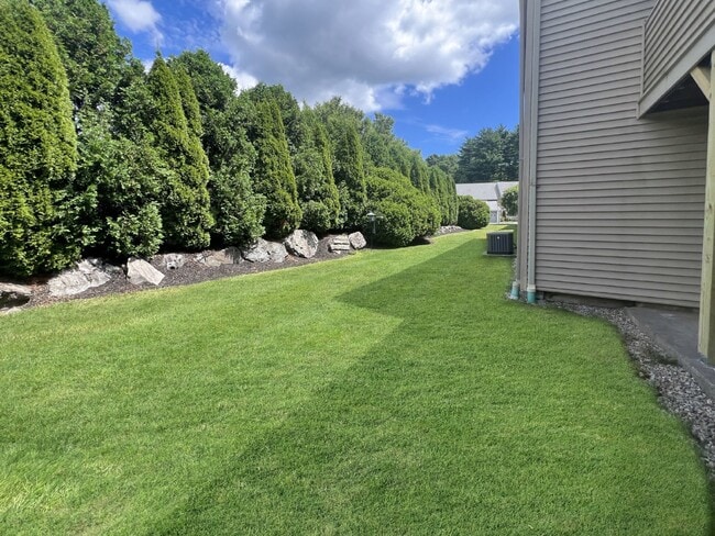Building Photo - Gorgeous and newly renovated townhouse-sty...