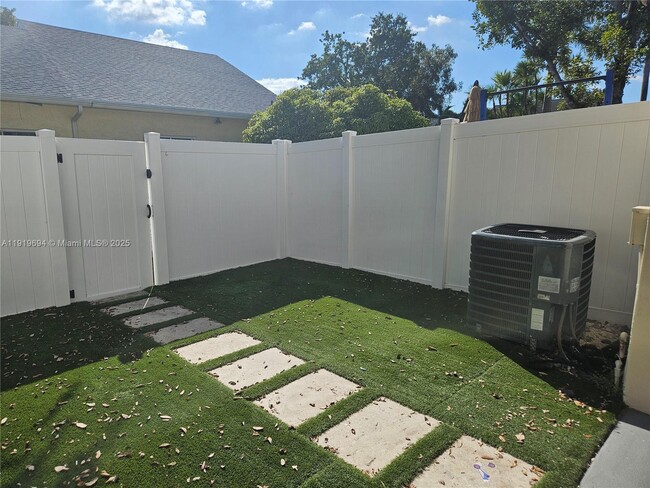 Building Photo - 3192 SW 50th St