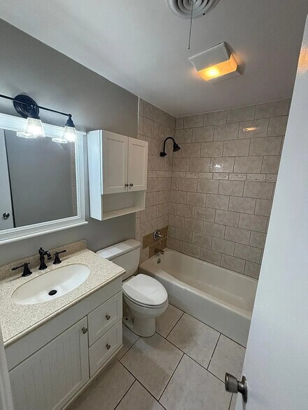 Building Photo - 320 Vanderbilt Dr