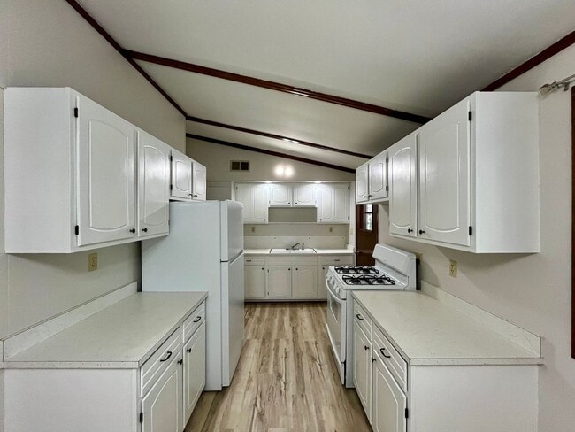 Building Photo - 3 Bed 1 Bath in Rhinelander on the water!