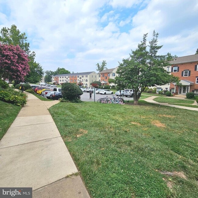 Building Photo - 3045 Patrick Henry Dr