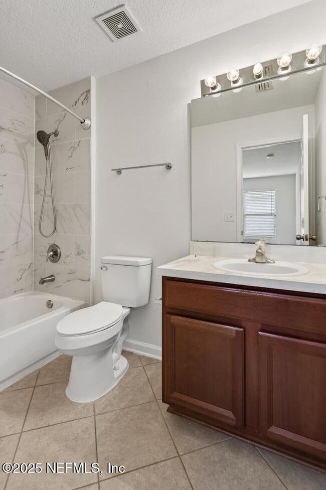 Building Photo - 411 Walnut Dr