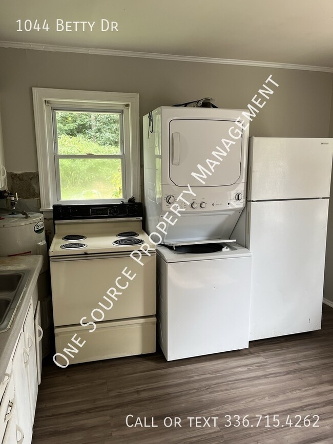 Building Photo - 1044 Betty Dr