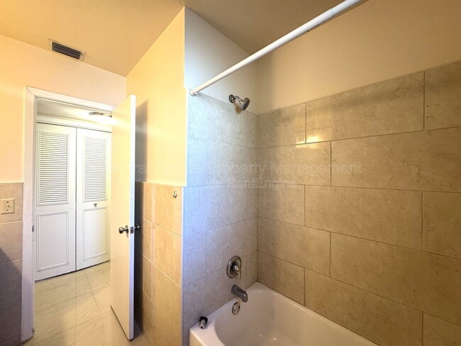 Building Photo - 612 Martin Ave